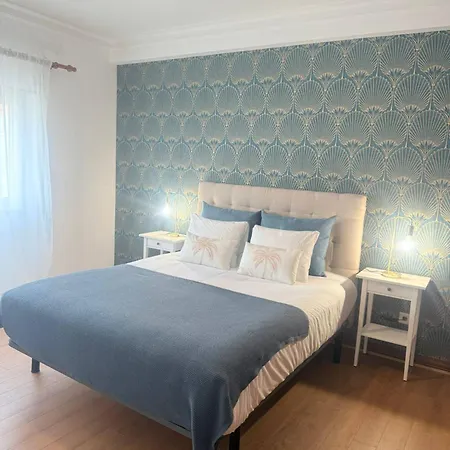 Moradia Sao Joao-spacious Beachfront Villa