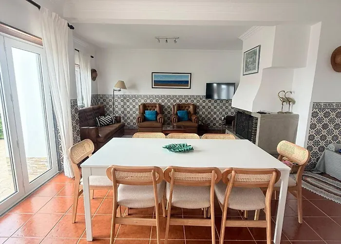 Moradia Sao Joao-spacious Beachfront Villa