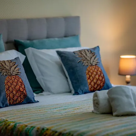 Villa Moradia Sao Joao-Spacious Beachfront Villa *