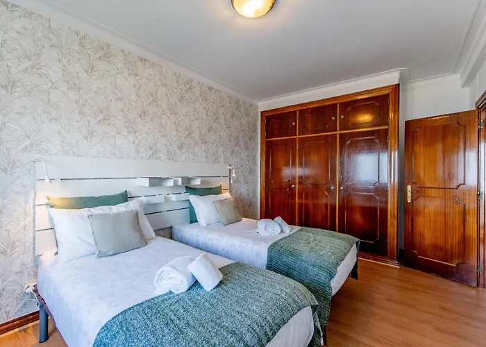 Moradia Sao Joao-spacious Beachfront * אה דוס קונהאדוס